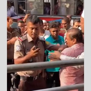 রাজধানীর সড়কে সার্জেন্টের সঙ্গে ধস্তাধস্তি: যা জানা গেল 