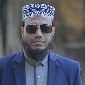 কলেজে গিয়ে অবরুদ্ধ এমপি আমির হামজা