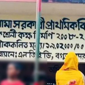 শিক্ষার্থীদের জুতার মালা পরানো সেই প্রধান শিক্ষিকা বরখাস্ত