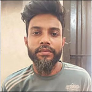 যাত্রীবাহী মাইক্রোবাস মনে করে পুলিশের গাড়িতে ডাকাতির চেষ্টা, একজন গ্রেফতার