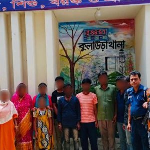 ভারত থেকে পুশইন করা ১০ বাংলাদেশিকে স্বজনদের কাছে হস্তান্তর
