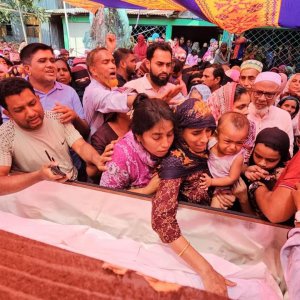 জন্মের ১০ মাস পর বাবার সঙ্গে প্রথম দেখা ছেলের, তাও কফিনবন্দি