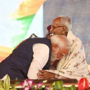 ৯৮ বছরের বৃদ্ধের পা ছুঁলেন মোদি, কে এই প্রবীণ নেতা