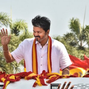 ভিসিকে’র সমর্থন পেলেন বিজয়, সরকার গঠনে অনিশ্চয়তা কি কাটবে