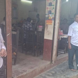 হাসপাতালের প্রশাসনিক নথিসহ দুই কর্মচারীকে আটক করলেন স্থানীয়রা