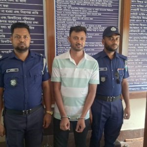 বিদেশি নাগরিককে হেনস্তা করে ভিডিও বানানো টিকটকার গ্রেফতার