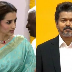 শপথ অনুষ্ঠানে নীল শাড়িতে নজর কাড়লেন বিজয়ের বান্ধবী