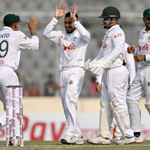 সালমান-রিজওয়ানের প্রতিরোধ, তিনশ ছাড়িয়েছে পাকিস্তান