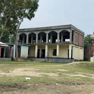 ৩৭ লাখ টাকায় স্কুল ভবন নির্মাণ, নেই দোতলায় ওঠার সিঁড়ি