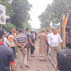 রেললাইন পার হচ্ছিল ট্রাক, ট্রেনের ধাক্কায় প্রাণ গেলো চালকের
