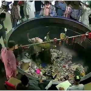 আজমির শরিফ দরগাহের বিশাল ডেগে ঝাঁপ দিলেন যুবক