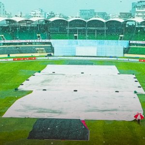 মিরপুরে থেমেছে বৃষ্টি, খেলা শুরুর অপেক্ষা