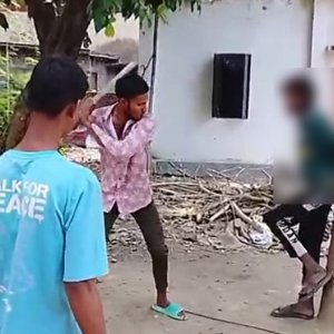 যুবককে গাছে বেঁধে লাঠি দিয়ে মারধর