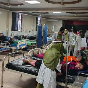 পোশাক কারখানায় হঠাৎ অসুস্থ ৫০ শ্রমিক