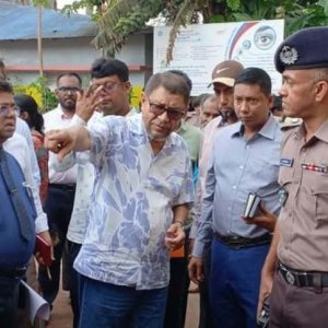 হঠাৎ বরিশালে হাসপাতাল পরিদর্শন স্বাস্থ্যমন্ত্রীর, বরখাস্ত করলেন অনুপস্থিত কর্মীকে