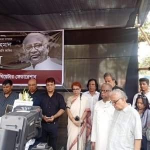 শহীদ মিনারে নাট্যজন আতাউর রহমানকে শেষ শ্রদ্ধা, অশ্রুসিক্ত সংস্কৃতি কর্মীরা