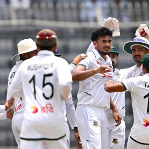 তাসকিনের দ্বিতীয় শিকার সালমান, ৫ উইকেট নেই পাকিস্তানের