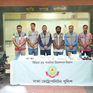 অস্ত্র-বোমাসহ ডাকাত দলের ৫ সদস্য গ্রেফতার