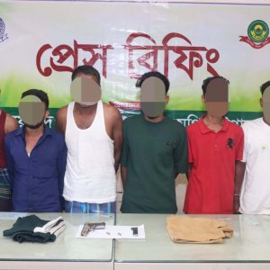 চট্টগ্রামে গুলিতে একজন নিহত ও শিশু গুরুতর আহত: গ্রেফতার ৬