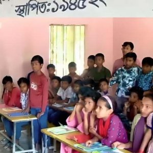 প্রাথ‌মিক বিদ‌্যালয়‌টি‌তে শিক্ষার্থী ১৬৫, শিক্ষক একজন