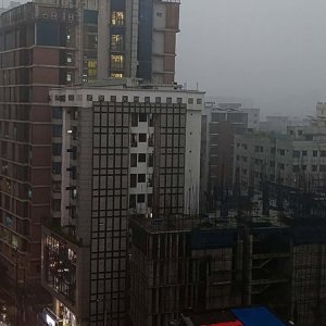 রাজধানীতে বিকালেই রাতের অন্ধকার, ভারী বৃষ্টি