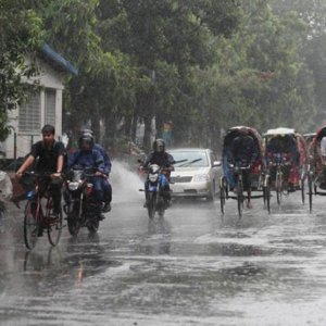 আজ থেকে ভারী বৃষ্টির সতর্কতা, কালবৈশাখী ও বজ্রপাতের শঙ্কা