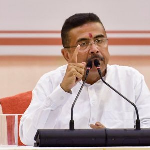 সীমান্তে কাঁটাতার ও ধর্মীয় কড়াকড়ি, প্রথম সপ্তাহেই কি বিতর্কের মুখে শুভেন্দুর সরকার