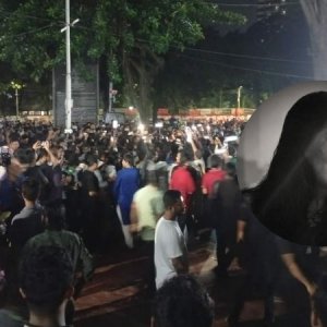 শহীদ মিনারে কারিনা কায়সারের তৃতীয় জানাজা, ভক্তদের ঢল