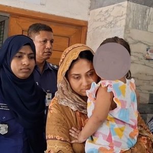 সন্তানকে নির্যাতনের অভিযোগে মা কারাগারে, দাদা-দাদির জিম্মায় শিশু