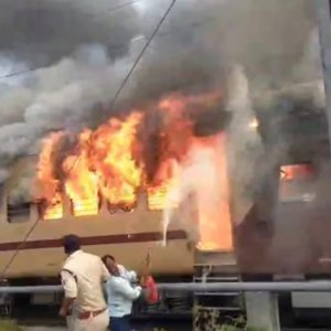 রাজধানী এক্সপ্রেসের রেশ কাটতে না কাটতেই এবার পুড়লো বিহারের ট্রেন
