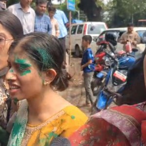 চট্টগ্রামে গ্রাফিতি আঁকতে বাধা দেওয়ায় শিক্ষার্থীদের সঙ্গে পুলিশের ধস্তাধস্তি
