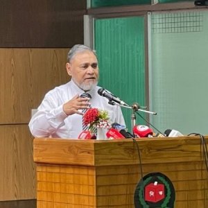 দলীয় প্রতীক না থাকলেও দল থেকে মনোনয়নের ঘোষণা কপালে চিন্তার ভাঁজ পড়েছে 