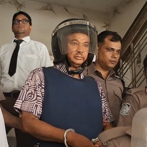 জাহাঙ্গীর হত্যা মামলায় গ্রেফতার দেখানো হলো সাবেক রেলমন্ত্রী সুজনকে