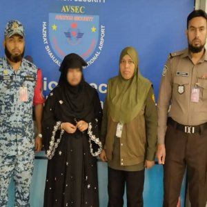 শাহজালালে স্বর্ণসহ অভ্যন্তরীণ রুটের নারী যাত্রী আটক