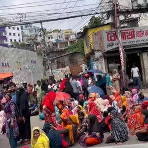 বেতন-বোনাসের দাবিতে তেজগাঁওয়ে পোশাক শ্রমিকদের বিক্ষোভ