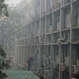 খুলনা মেডিক্যালের স্টোররুমে আগুন খুলনা মেডিক্যালের স্টোররুমে আগুন