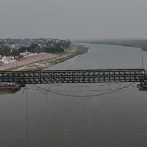 ভাঙা সেতু জোড়া দিতে আরেক সেতু ভাঙা সেতু জোড়া দিতে আরেক সেতু