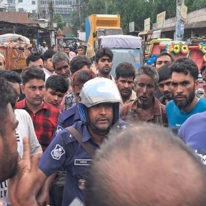 অটোরিকশা চালকদের কাছে চাঁদা চাওয়ায় সড়ক অবরোধ