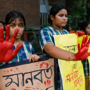 রামিসা হত্যার বিচার দাবিতে ছায়ানটের শিক্ষার্থীদের মানববন্ধন