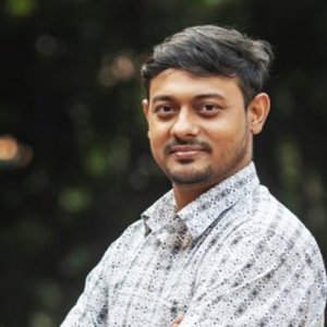 নাসীরুদ্দীন পাটওয়ারীর ওপর হামলা, ডিম নিক্ষেপ