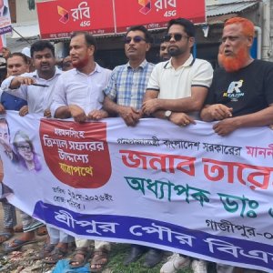 সড়ক দিয়ে যাবেন প্রধানমন্ত্রী, দুই পাশে দাঁড়িয়ে আছেন নেতাকর্মীরা