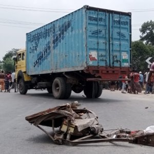 কাভার্ডভ্যানের চাপায় ইজিবাইকের ৪ যাত্রী নিহত, সড়ক অবরোধ  