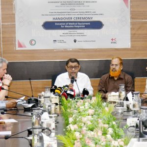 বিচার করার আগে বুকের বাচ্চাদের বাঁচাই: স্বাস্থ্যমন্ত্রী   