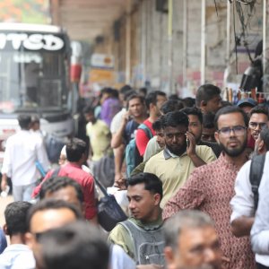 ঘরের পথে মানুষ