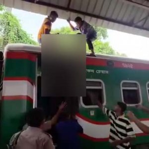 ট্রেনের ছাদে যুবকের রক্তাক্ত মরদেহ