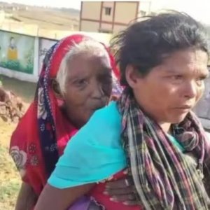 ৯০ বছরের শাশুড়িকে পিঠে নিয়ে নয় কিমি হেঁটে ব্যাংকে পুত্রবধূ, ভিডিও ভাইরাল