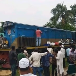 ঢাকা-ময়মনসিংহ রেলপথে পর পর দুই ট্রেনের ইঞ্জিন বিকল