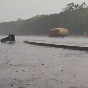 বৃষ্টি ও ঝোড়ো হাওয়ায় পদ্মা সেতুতে যান চলাচল একেবারেই কম