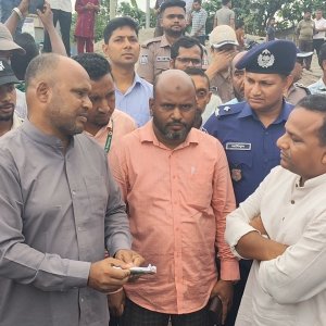 অতিরিক্ত ভাড়া আদায়, যাত্রী সেজে হাতেনাতে ধরলেন প্রতিমন্ত্রী
