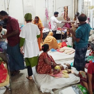 আস্থার সংকটে জেলা হাসপাতাল, হামের চাপে মেঝেতেও চিকিৎসা বরিশাল মেডিক্যালে